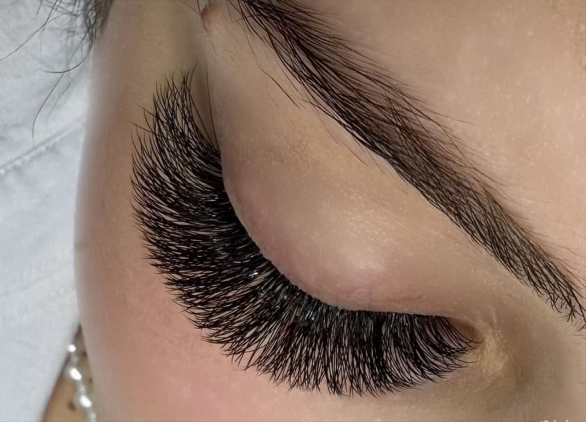 Lash extensions påført – full-bredde hero fra Naturlig Fake